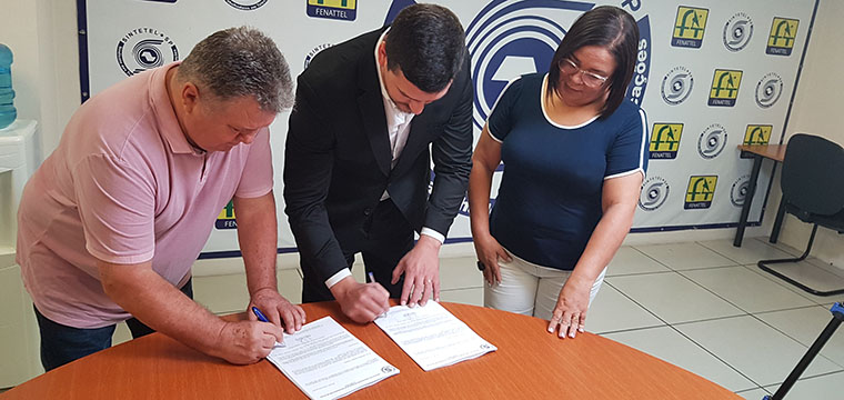 Diretores do SINTETEL e representante das empresas assinam a entrega da Pauta