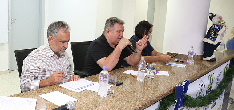 Mauro Cava de Britto, secretrio Geral do SINTETEL, faz uma explao sobre o setor de telecom