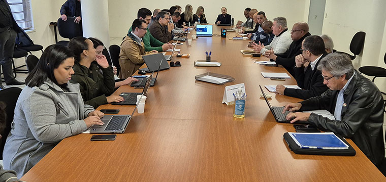 Bancada patronal ouve as ponderaes da bancada sindical