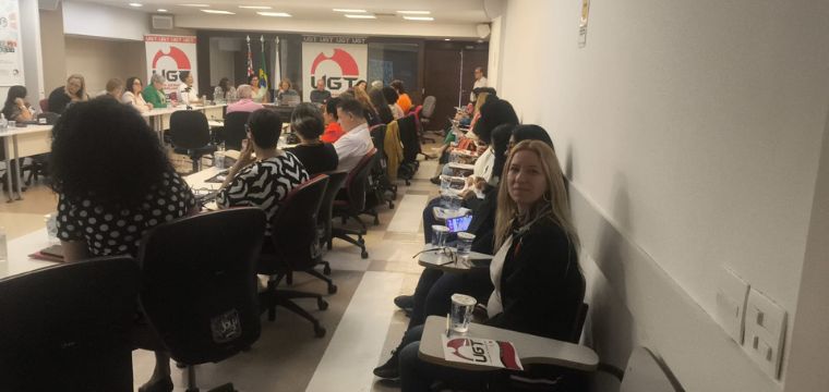 Patrcia da Silva, dirigente sindical do SINTETEL da regio de Bauru, marca presena no evento