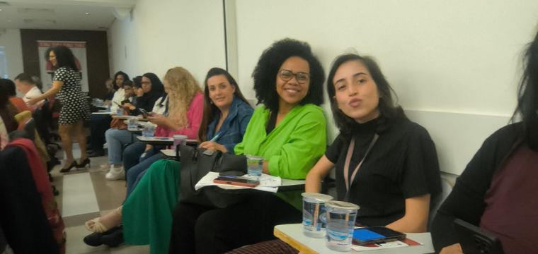 Gisele Bethien ( a terceira de jaqueta azul)  dirigente sindical do Sinttel-SC