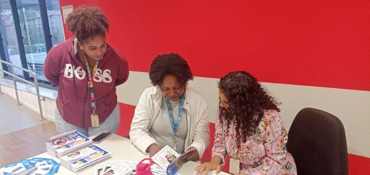 Delegada Sindical da Atento So Bento, Katia Paula, no planto sindical