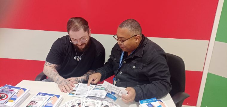 Diretor de Base da Atento So Bento, Vagner, no planto sindical