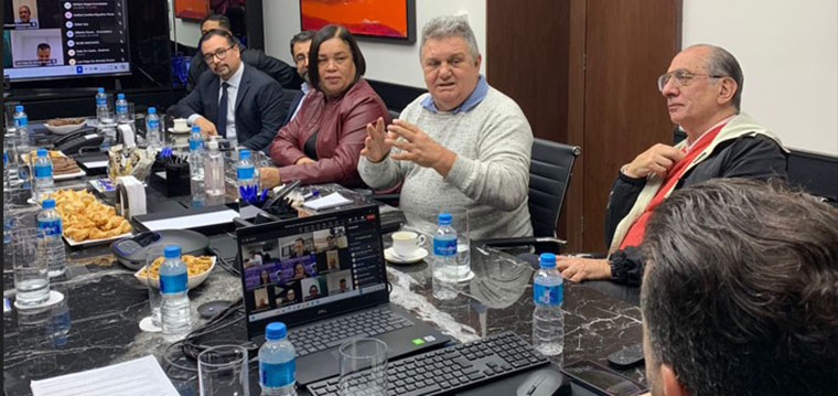 Mauro Cava de Britto, secretrio Geral do SINTETEL, argumenta durante a reunio