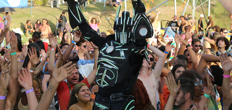 O rob de neon foi o grande destaque do dia