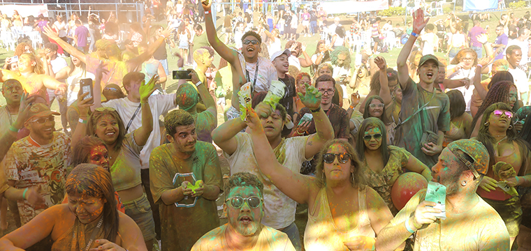 O Holi Festival espalhou suas cores