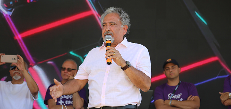 Gilberto Dourado, presidente do SINTETEL, d boas-vindas aos trabalhadores