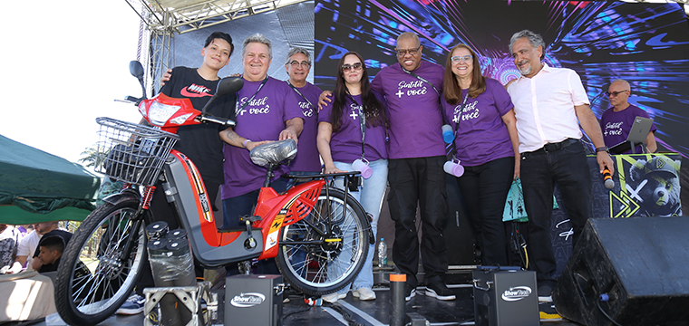 Emily Lacerda da Atento S.Caetano ganhou uma bike eltrica e uma caixa de bombons finos