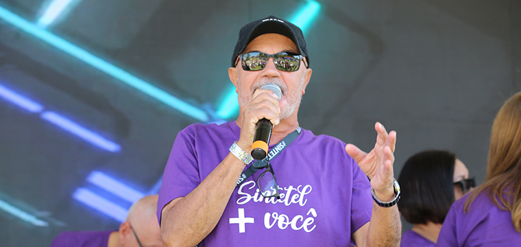 Elisio Rodrigues, diretor Regional de Campinas, sada o pblico presente