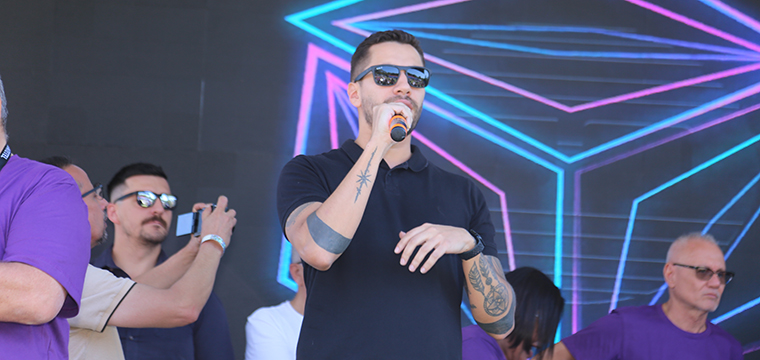 Lucas Abrantes da Teleperformance cumprimenta os trabalhadores