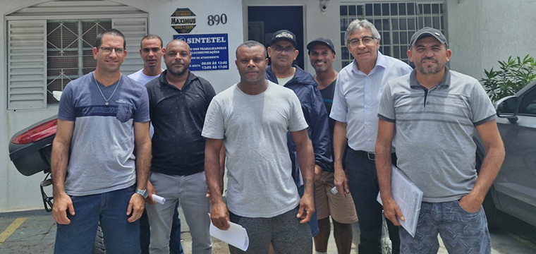 Diretor Regional do Vale do Paraba, Marcos Milanez, junto com os trabalhadores em frente  subsede