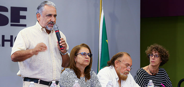 O presidente do SINTETEL, Gilberto Dourado, sada as trabalhadoras presentes
