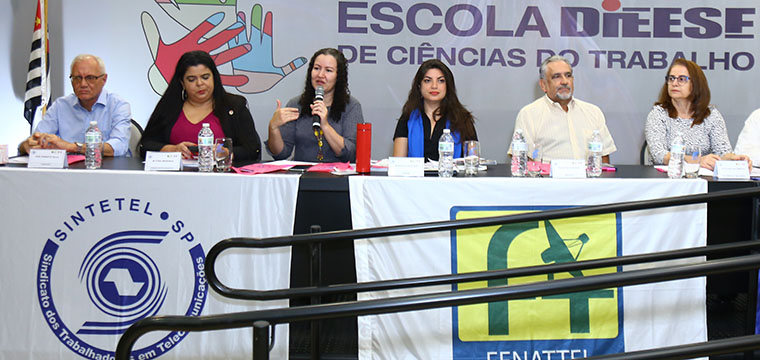 Adriana Marcolino, diretora Tcnica do DIEESE, comparece ao evento para saudar as trabalhadoras