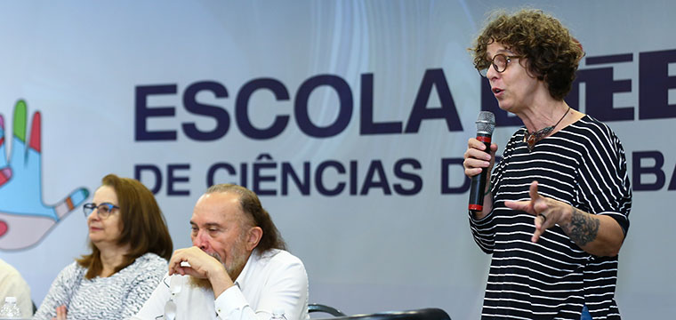 A sociloga, Deise Recoaro, palestrou sobre a participao da mulher na luta por igualdade salarial e de gnero