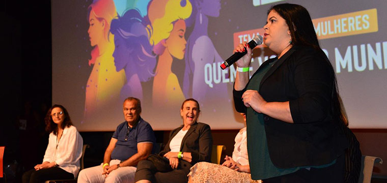 Maria Edna, futura secretria da Mulher do SINTETEL e atual da FENATTEL/CONTICOP/UGT, parabeniza a organizao do evento