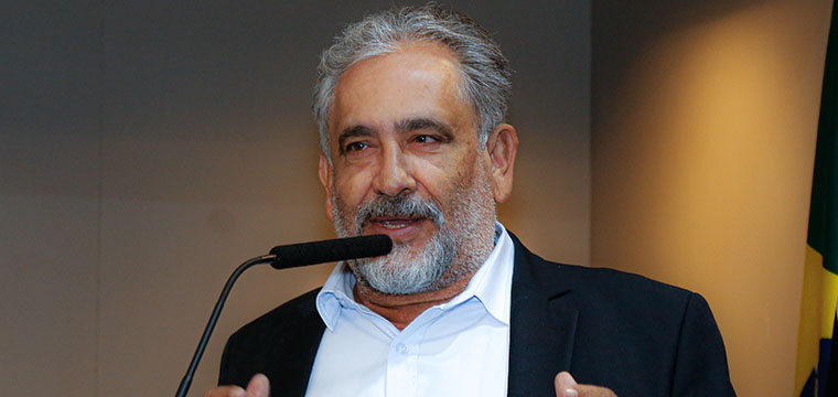 Gilberto Dourado, presidente do SINTETEL, durante sua explanao