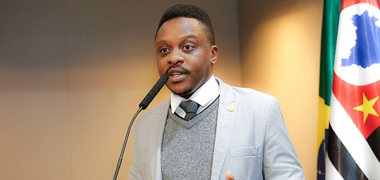 Deputado Guto Zacarias (PL) sada os presentes