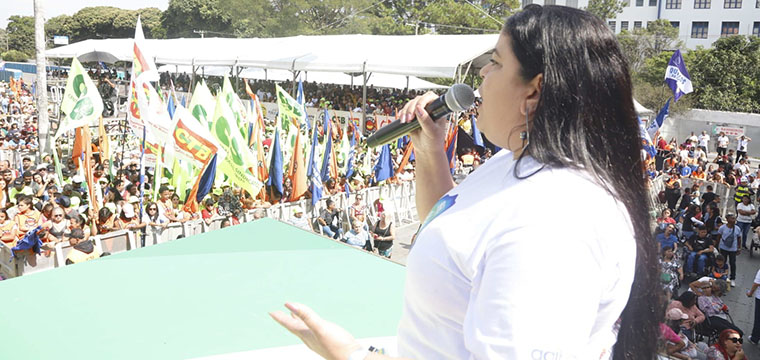 Diretora do SINTETEL e da UGT, Maria Edna, discursa durante o evento/Foto: Jalcio Santana