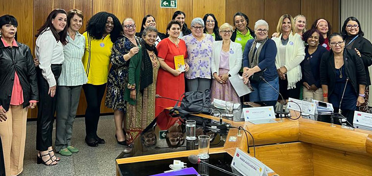 Ministra das Mulheres, Marcia Lopes, com as participantes do evento