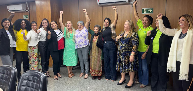 Participantes do evento mostram fora e unio