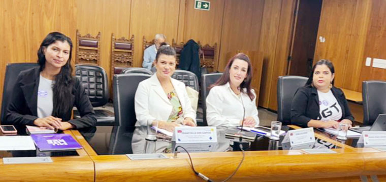 Ana Katia Garces (Sinttel-GO), Francyelle Malte e Gisele Benthien (Sinttel-SC) e Maria Edna Medeiros (SINTETEL, FENATTEL e UGT)