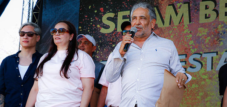 Gilberto Dourado, presidente do SINTETEL, d boas vindas aos trabalhadores e convidados