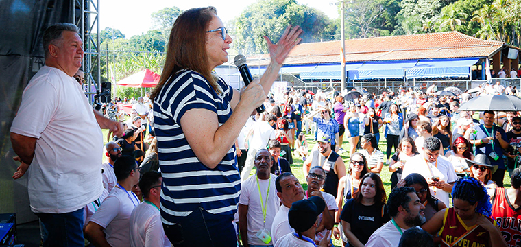 Cristiane do Nascimento, diretora Social do SINTETEL, fala ao pblico presente