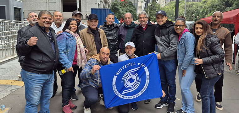 Luiz Antonio de Medeiros, sindicalista e ex-deputado federal, e Ricardo Patah com a delegao do SINTETEL