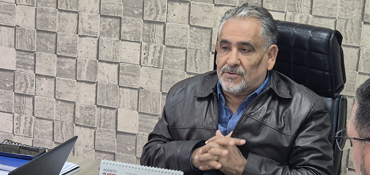 Gilberto Dourado, presidente do SINTETEL, conduz a reunio 