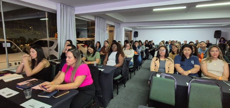 Delegao do SINTETEL atenta as informaes apresentadas no Seminrio