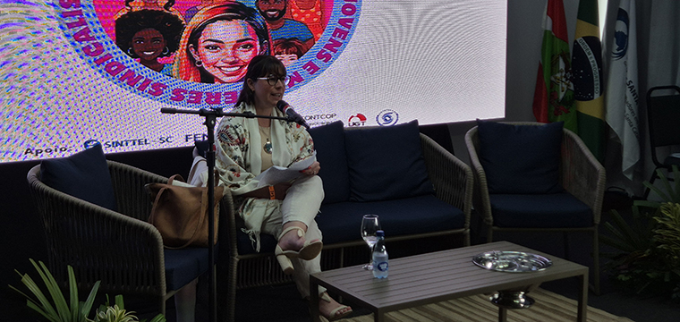 Gabriela Naschenweng, que tambm  presidente do Sindpresc, realiza meditao guiada com os presentes 