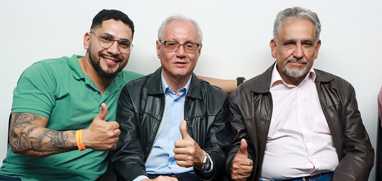 Presidente e vice-presidente do SINTETEL, Gilberto Dourado e Jos Roberto (  direita), com o dirigente de Santa Catarina.