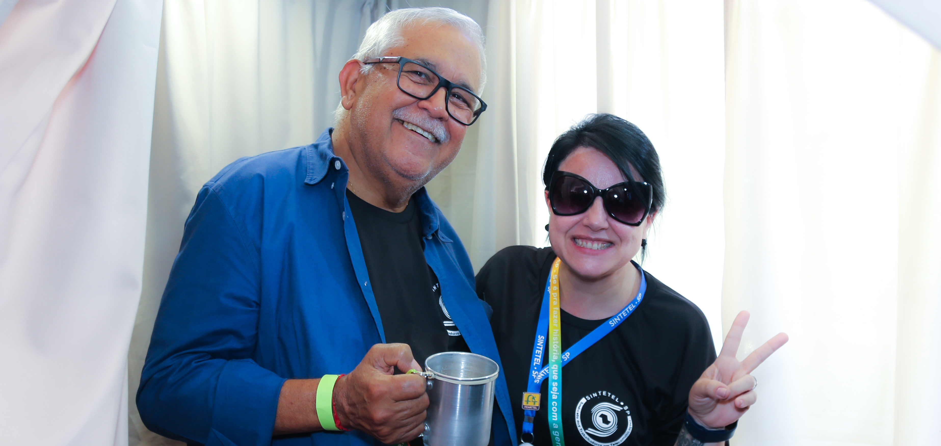 Diretores de Bauru Jorge Xavier e Karla Nishihara se divertem na cabine de foto