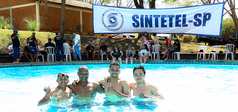 Trabalhadores se refrescam na piscina