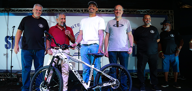 Cosmo Nunes da empresa Giga+ ganhou uma bike