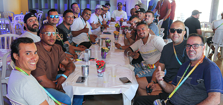 Trabalhadores reunidos em confraternizao