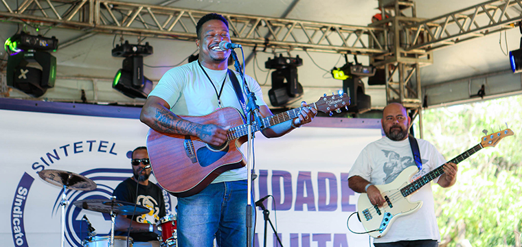O cantor Moiss Paulino animou os presentes