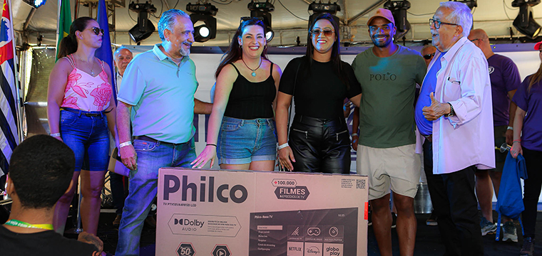 Marcelo dos Santos (camiseta verde) da Tel Botucatu ganhou uma TV