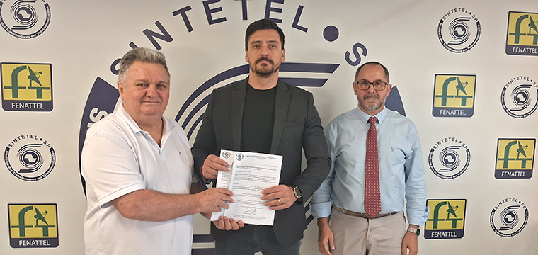 Diretor do SINTETEL, Mauro Britto, representante das empresas, Diego Xavier e o advogado do SINTETEL, Lucio de Moura