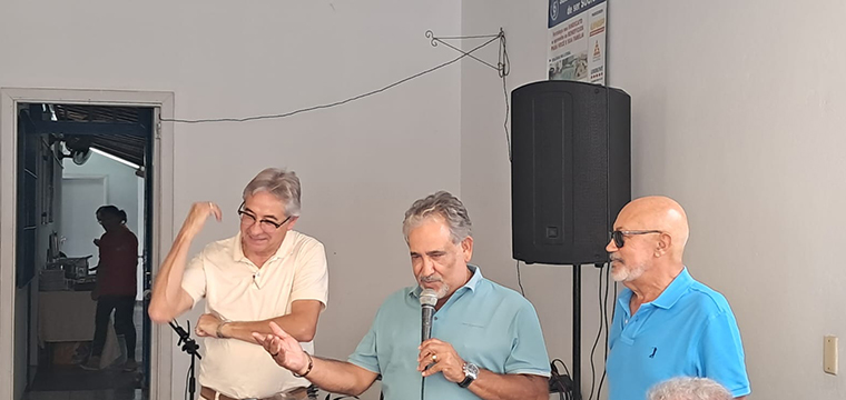 Gilberto Dourado, presidente do SINTETEL ( ao centro), Marcos Milanez ( � esquerda) e El�sio Rodrigues ( � direita))