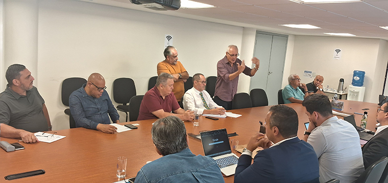 Jos� Roberto, presidente da FENATTEL e vice-presidente do SINTETEL, argumenta com as empresas