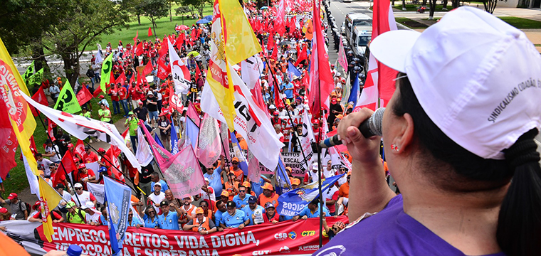 Maria Edna, secret�ria da Mulher do SINTETEL, representou a categoria durante a Marcha