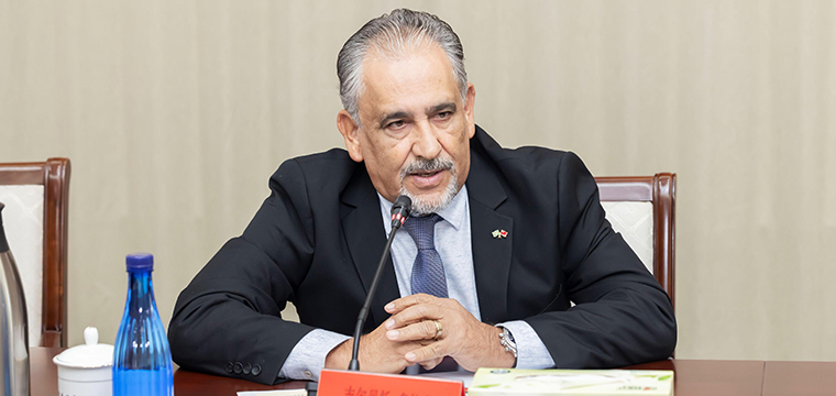 Gilberto Dourado, presidente do SINTETEL, discursa durante o evento