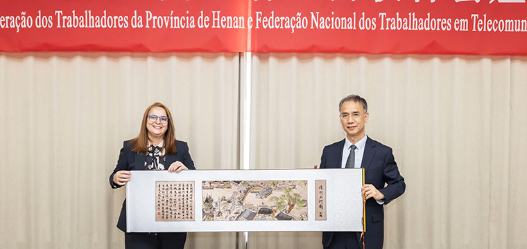 Li Cuancheng, secret�rio do Grupo do Partido e vice-presidente da Federa��o Sindical de Henan, entrega pergaminho � delega��o brasileira