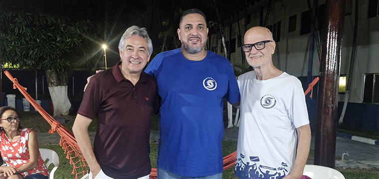 Diretor dos Aposentados, Marcos Milanez (� esquerda); Alex Vilela - Regional do Vale do Para�ba (ao centro) e Osmar Ferreira, dirigente dos aposentados ( � direita) 