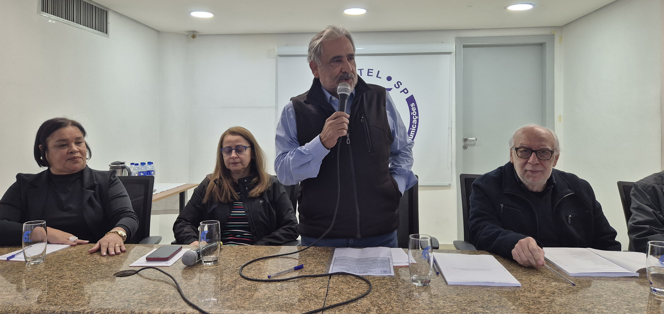 Gilberto Dourado, presidente do SINTETEL, conduziu a assembleia