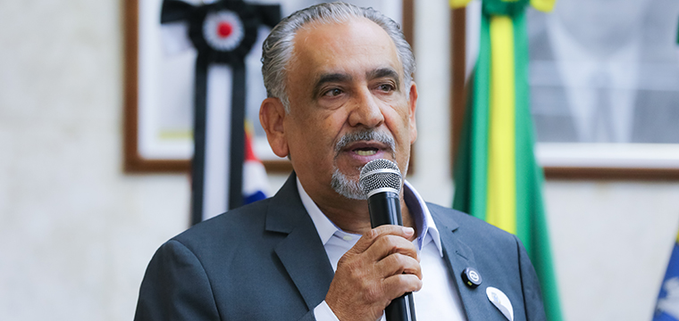 O presidente do SINTETEL, Gilberto Dourado, discursa no plen�rio