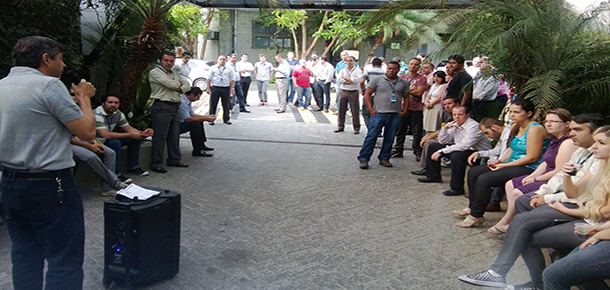 Dirigente Marcos Milanez esclarece dvidas dos trabalhadores durante entrega de boletim informativo na T-Gestiona. 