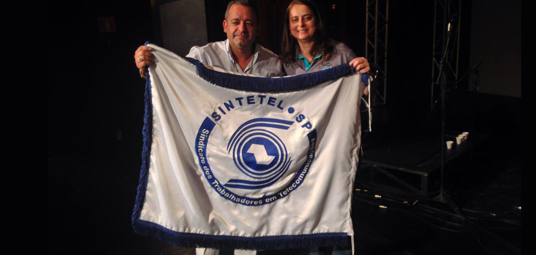 A escola de samba Nen de Vila Matilde homenageou o Sintetel com um pavilho com o nome da entidade