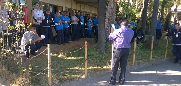 Jos do Paraso, dirigente do Sintetel, informa aos trabalhadores sobre a vitria do Sindicato na negociao.